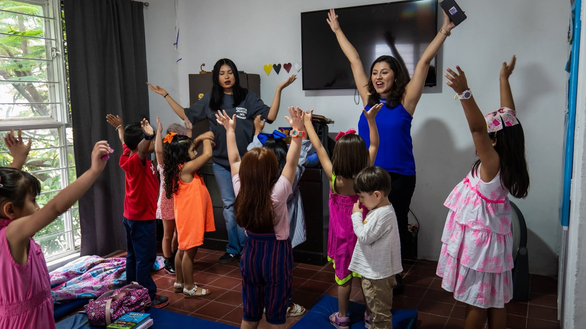 Mujeres en el escenario con instrumentos